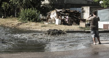 Odessa, Ukrayna -3 Temmuz 2018: yağmur fırtına tarafından neden olduğu sel sırasında su dolu bir yolda araba sürmek. Arabalar sokaklarda sel su üzerinde yüzer. Sıçramak üstünde belgili tanımlık makine. Büyük bir su birikintisi olan sular altında şehir yol