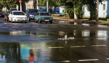 Odessa, Ukrayna -3 Temmuz 2018: yağmur fırtına tarafından neden olduğu sel sırasında su dolu bir yolda araba sürmek. Arabalar sokaklarda sel su üzerinde yüzer. Sıçramak üstünde belgili tanımlık makine. Büyük bir su birikintisi olan sular altında şehir yol