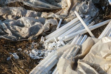 Ekolojik sorun, felaket. Suç floresan cıva lambalar, E-Atık bertarafı. Çevre kirliliği. Ekolojik suç. Kirli kırık floresan lambalar, eski floresan lamba tehlikeli çöp