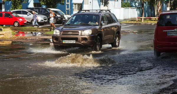 Odessa Ucraina Luglio 2018 Guida Auto Una Strada Allagata Durante — Foto Stock