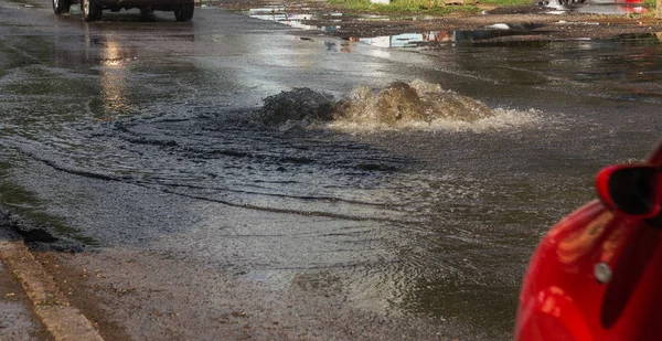 Проезд Автомобилях Затопленной Дороге Время Наводнений Вызванных Ливнями Машины Плавают — стоковое фото