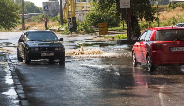 Odessa Ucrania Julio 2018 Conducción Automóviles Una Carretera Inundada Durante —  Fotos de Stock