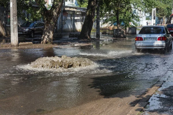 Odessa Ukraina Lipca 2018 Jazdy Samochodami Drodze Zalanych Podczas Powodzi — Zdjęcie stockowe