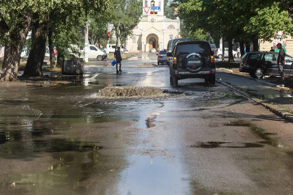 Odessa Ucrania Julio 2018 Conducción Automóviles Una Carretera Inundada Durante —  Fotos de Stock