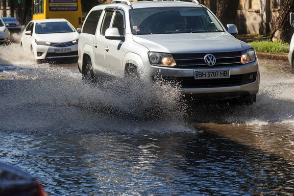 オデッサ ウクライナ 2018 雨嵐によって引き起こされる洪水時 道路上の車を運転します 車は通りの洪水 水に浮きます マシンのスプラッシュ 大きな水たまりと氾濫都市道路 — ストック写真