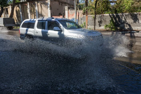 Odessa Ucrania Julio 2018 Conducción Automóviles Una Carretera Inundada Durante —  Fotos de Stock