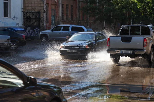 Odessa Ucrania Julio 2018 Conducción Automóviles Una Carretera Inundada Durante —  Fotos de Stock