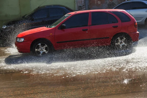 オデッサ ウクライナ 2018 雨嵐によって引き起こされる洪水時 道路上の車を運転します 車は通りの洪水 水に浮きます マシンのスプラッシュ 大きな水たまりと氾濫都市道路 — ストック写真