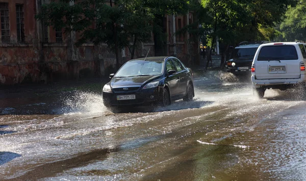 Odessa Ucrânia Julho 2018 Dirigir Carros Uma Estrada Inundada Durante — Fotografia de Stock