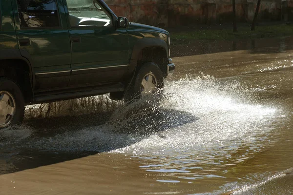 Οδήγηση Ένα Πλημμυρισμένο Δρόμο Κατά Διάρκεια Πλημμύρες Που Προκαλούνται Από — Φωτογραφία Αρχείου