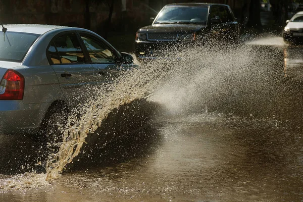 Οδήγηση Ένα Πλημμυρισμένο Δρόμο Κατά Διάρκεια Πλημμύρες Που Προκαλούνται Από — Φωτογραφία Αρχείου