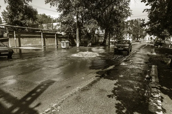 オデッサ ウクライナ 2018 雨嵐によって引き起こされる洪水時 道路上の車を運転します 車は通りの洪水 水に浮きます マシンのスプラッシュ 大きな水たまりと氾濫都市道路 — ストック写真