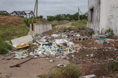 Odessa, Ukrayna - Cirka 2018: kullanılan yığını çöp yemek atıkları, teneke ve plastik şişe ve plastik torbalar, kirli çocuk bezi yasadışı kaotik depolama bölgesini ele dağılmışlardır. Ekolojik sorun