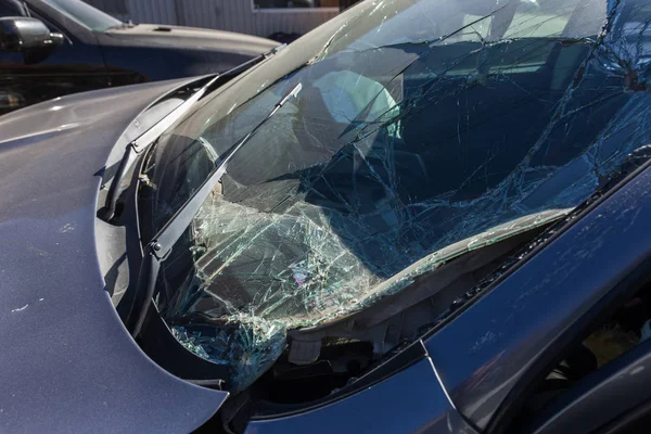 致命事故后可怕的危险汽车 破挡风玻璃 一辆破碎的玻璃破车 汽车危险 鲁莽的危险驾驶 与行人发生致命事故后挡风玻璃破裂 — 图库照片