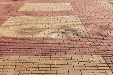 Çukurlar, kışın donma-çözülme çevrimleri neden olan bozuk asfalt yol. Kötü yol. Kaldırımlar kaldırımlar kaldırımda kırık. kaldırım döşeme ile kusurları ile tabaka ve perspektif içinde gelen çatlaklar