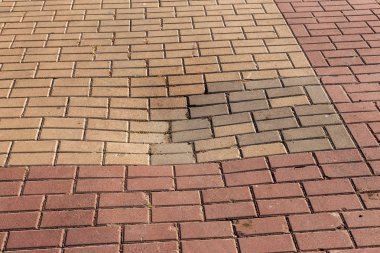 Çukurlar, kışın donma-çözülme çevrimleri neden olan bozuk asfalt yol. Kötü yol. Kaldırımlar kaldırımlar kaldırımda kırık. kaldırım döşeme ile kusurları ile tabaka ve perspektif içinde gelen çatlaklar