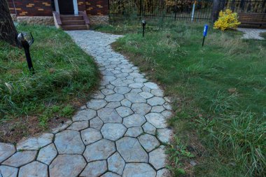 Çukurlar, kışın donma-çözülme çevrimleri neden olan bozuk asfalt yol. Kötü yol. Kaldırımlar kaldırımlar kaldırımda kırık. kaldırım döşeme ile kusurları ile tabaka ve perspektif içinde gelen çatlaklar