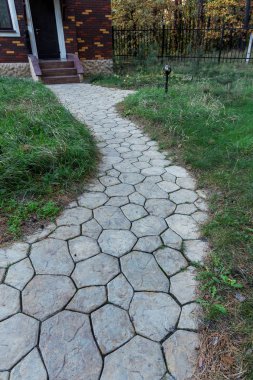 Çukurlar, kışın donma-çözülme çevrimleri neden olan bozuk asfalt yol. Kötü yol. Kaldırımlar kaldırımlar kaldırımda kırık. kaldırım döşeme ile kusurları ile tabaka ve perspektif içinde gelen çatlaklar