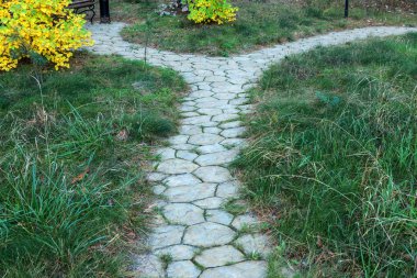 Çukurlar, kışın donma-çözülme çevrimleri neden olan bozuk asfalt yol. Kötü yol. Kaldırımlar kaldırımlar kaldırımda kırık. kaldırım döşeme ile kusurları ile tabaka ve perspektif içinde gelen çatlaklar