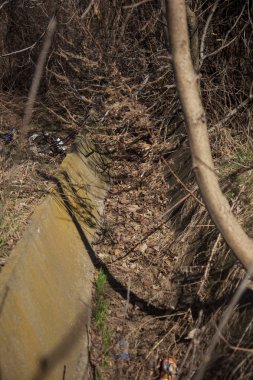 Odessa, Ukrayna - Mart 2017: Kuru sulama kanalı ve su drenaj sistemi bölgedeki sulu tarım. Kar-beyaz kış şiddetli kuraklık ve kriz tarım tehdit ediyor. Hiçbir hasat kuraklık nedeniyle olduğunu