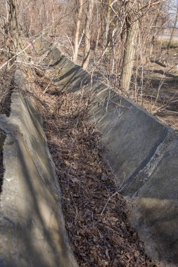 Odessa, Ukrayna - Mart 2017: Kuru sulama kanalı ve su drenaj sistemi bölgedeki sulu tarım. Kar-beyaz kış şiddetli kuraklık ve kriz tarım tehdit ediyor. Hiçbir hasat kuraklık nedeniyle olduğunu