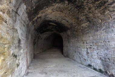 Yeraltı şarap mahzeni tünelde terk edilmiş. Odessa, Ukrayna mezarlarında girişi. Aşamalı karanlık tasarımı için yaratıcı arka plan olarak