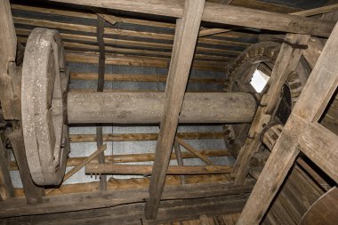 İç ve eski bir ahşap değirmen 18. yüzyılın mekanizması. Ahşap vites ve Ana şaft hakiki tahıl öğütme teknolojileri geçmişin eskimiş. Doğal ışık. Ukrayna, Odessa