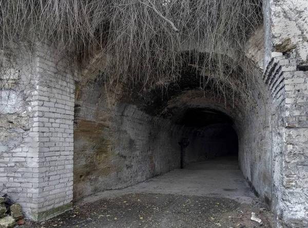 고에서 버려진된 터널입니다 오데사 우크라이나에서 무덤에 입구입니다 어두운 디자인에 창조적인 — 스톡 사진