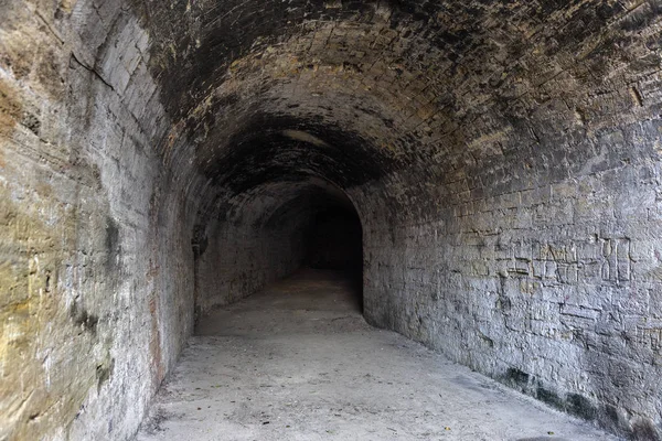 旧的废弃隧道在地下酒窖 在乌克兰敖德萨的地下墓穴入口作为舞台深色设计的创作背景 — 图库照片
