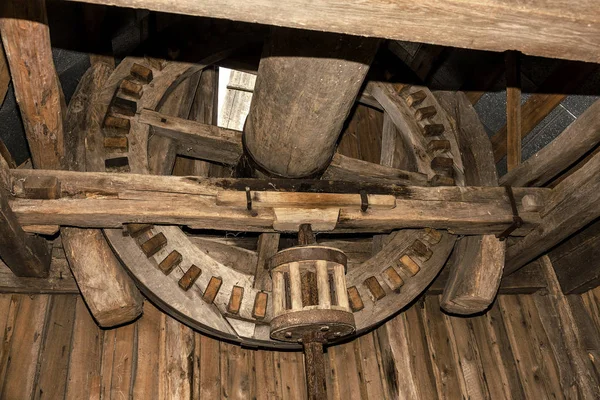 Innenraum Und Mechanismus Einer Alten Holzmühle Aus Dem Jahrhundert Holzgetriebe — Stockfoto