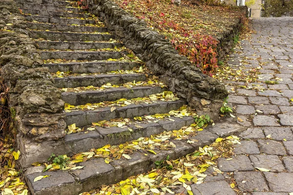 Красивые Живописные Руины Древних Разбитых Каменных Лестниц — стоковое фото