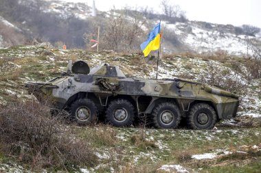 Odessa, Ukrayna - 6 Aralık 2014: Ukrayna silahlı kuvvetleri savaş askeri teçhizat Bmp, Ukrayna bayrağı, dağ, 6 Aralık 2014 Odessa, Ukrayna alan denetim noktası üzerinde.