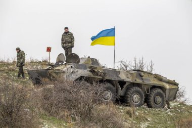 Odessa, Ukrayna - 6 Aralık 2014: Ukrayna silahlı kuvvetleri savaş askeri teçhizat Bmp, Ukrayna bayrağı, dağ, 6 Aralık 2014 Odessa, Ukrayna alan denetim noktası üzerinde.