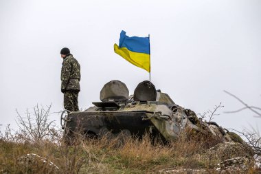 Odessa, Ukrayna - 6 Aralık 2014: Ukrayna silahlı kuvvetleri savaş askeri teçhizat Bmp, Ukrayna bayrağı, dağ, 6 Aralık 2014 Odessa, Ukrayna alan denetim noktası üzerinde.