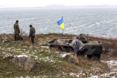 Odessa, Ukrayna - 6 Aralık 2014: Ukrayna silahlı kuvvetleri savaş askeri teçhizat Bmp, Ukrayna bayrağı, dağ, 6 Aralık 2014 Odessa, Ukrayna alan denetim noktası üzerinde.