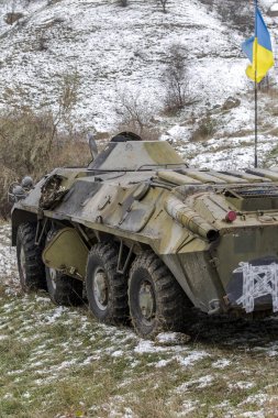 Odessa, Ukrayna - 6 Aralık 2014: Ukrayna silahlı kuvvetleri savaş askeri teçhizat Bmp, Ukrayna bayrağı, dağ, 6 Aralık 2014 Odessa, Ukrayna alan denetim noktası üzerinde.