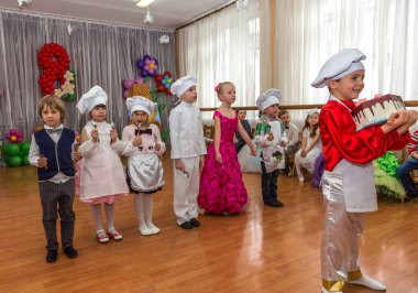 Odessa, Ukrayna - 4 Mart 2016: şarkı ve kadınlar günü kutlama dans çocuk müzik grupları. Anneler günü. Küçük çocuklar 8 Mart tebrik. Duygusal, çocukların müzik sahne gösterisi dokunmadan.