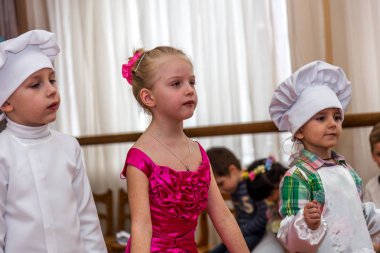 Odessa, Ukrayna - 4 Mart 2016: şarkı ve kadınlar günü kutlama dans çocuk müzik grupları. Anneler günü. Küçük çocuklar 8 Mart tebrik. Duygusal, çocukların müzik sahne gösterisi dokunmadan.