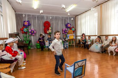 Odessa, Ukrayna - 4 Mart 2016: şarkı ve kadınlar günü kutlama dans çocuk müzik grupları. Anneler günü. Küçük çocuklar 8 Mart tebrik. Duygusal, çocukların müzik sahne gösterisi dokunmadan.