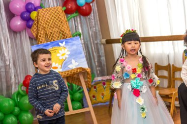 Odessa, Ukrayna - 4 Mart 2016: şarkı ve kadınlar günü kutlama dans çocuk müzik grupları. Anneler günü. Küçük çocuklar 8 Mart tebrik. Duygusal, çocukların müzik sahne gösterisi dokunmadan.