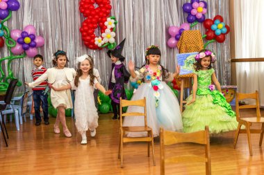 Odessa, Ukrayna - 4 Mart 2016: şarkı ve kadınlar günü kutlama dans çocuk müzik grupları. Anneler günü. Küçük çocuklar 8 Mart tebrik. Duygusal, çocukların müzik sahne gösterisi dokunmadan.