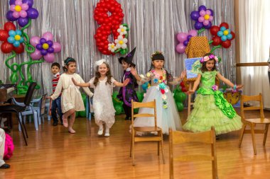 Odessa, Ukrayna - 4 Mart 2016: şarkı ve kadınlar günü kutlama dans çocuk müzik grupları. Anneler günü. Küçük çocuklar 8 Mart tebrik. Duygusal, çocukların müzik sahne gösterisi dokunmadan.
