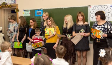 Odessa, Ukrayna - 4 Mart 2016: Küçük çocuklu anneler günü vesilesiyle anne Tebrikler süre konserde seyirciler. 8: matra kadınlar günü. Çocuklar ebeveynleri tatil ile