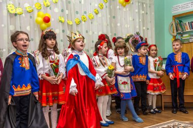 Odessa, Ukrayna - 4 Mart 2016: şarkı ve kadınlar günü kutlama dans çocuk müzik grupları. Anneler günü. Küçük çocuklar 8 Mart tebrik. Duygusal, çocukların müzik sahne gösterisi dokunmadan.