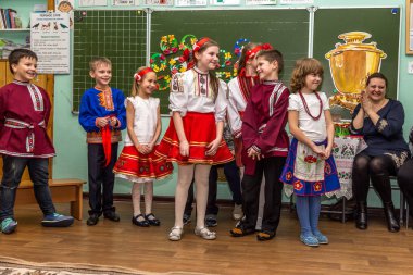 Odessa, Ukrayna - 4 Mart 2016: şarkı ve kadınlar günü kutlama dans çocuk müzik grupları. Anneler günü. Küçük çocuklar 8 Mart tebrik. Duygusal, çocukların müzik sahne gösterisi dokunmadan.