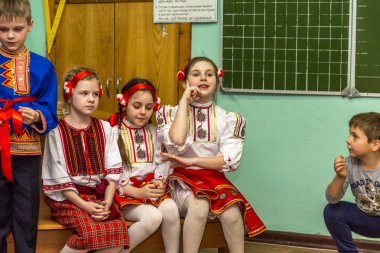 Odessa, Ukrayna - 4 Mart 2016: şarkı ve kadınlar günü kutlama dans çocuk müzik grupları. Anneler günü. Küçük çocuklar 8 Mart tebrik. Duygusal, çocukların müzik sahne gösterisi dokunmadan.