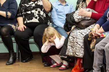 Odessa, Ukrayna - 4 Mart 2016: Küçük çocuklu anneler günü vesilesiyle anne Tebrikler süre konserde seyirciler. 8: matra kadınlar günü. Çocuklar ebeveynleri tatil ile