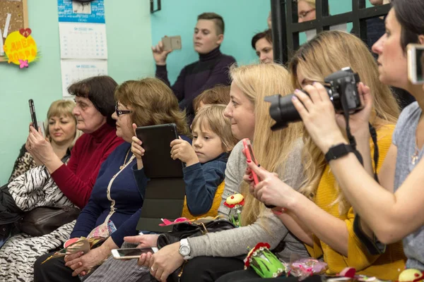 Oděsa Ukrajina Března 2016 Publikum Koncertu Malé Děti Zatímco Maminka — Stock fotografie