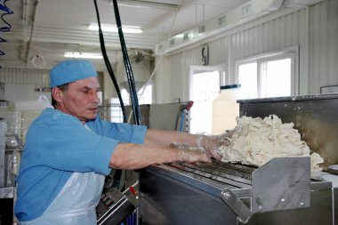 Odessa, Ukrayna - 7 Temmuz 2007: Fabrika gıda doğal malzemelerle üretim için. Kolaylık yiyecek. Köfte, üretimini krep. Gıda ürünleri pişirme.