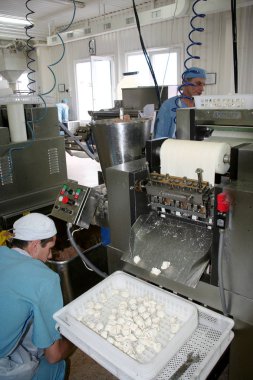 Odessa, Ukrayna - 7 Temmuz 2007: Fabrika gıda doğal malzemelerle üretim için. Kolaylık yiyecek. Köfte, üretimini krep. Gıda ürünleri pişirme.